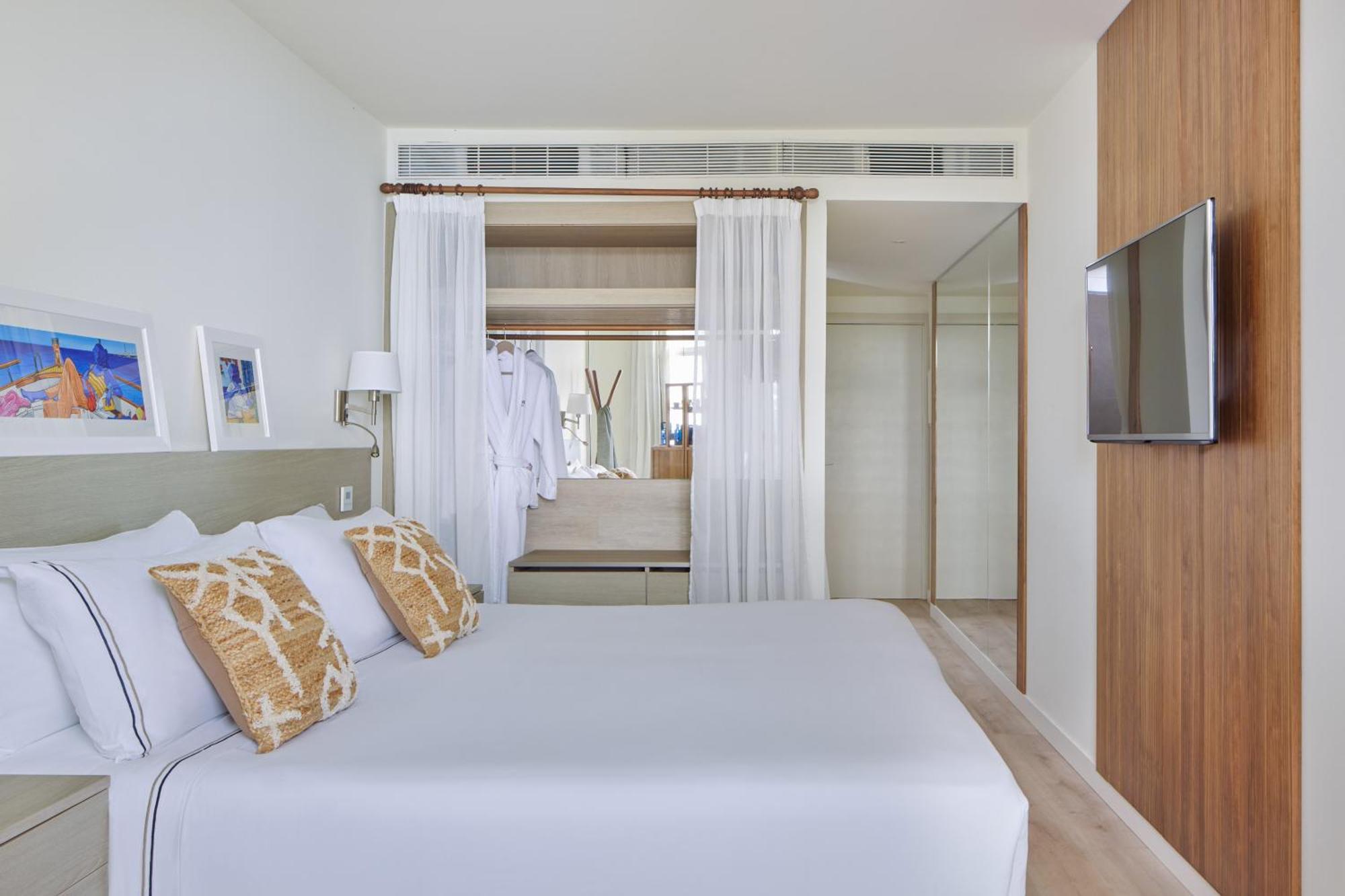 Melia Cala Galdana Hotel Cala Galdana  Ngoại thất bức ảnh A bedroom at the hotel