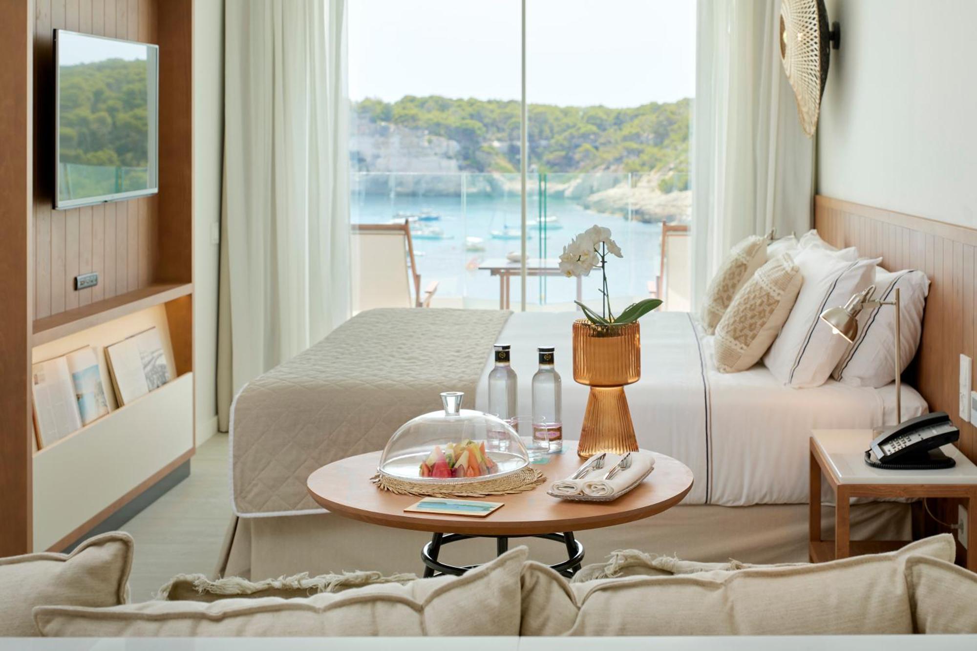 Melia Cala Galdana Hotel Cala Galdana  Ngoại thất bức ảnh A room at the hotel