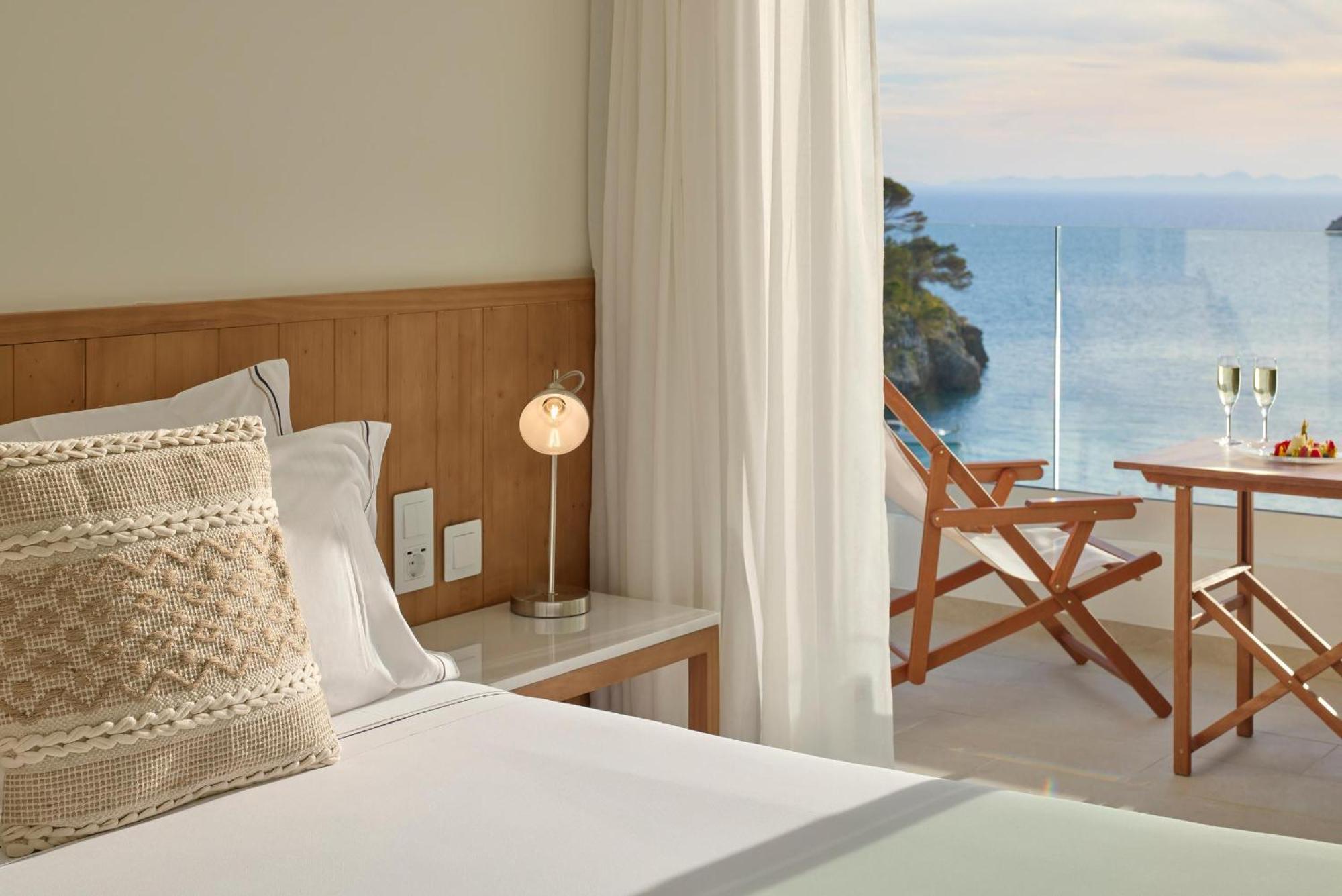 Melia Cala Galdana Hotel Cala Galdana  Ngoại thất bức ảnh A room at the hotel