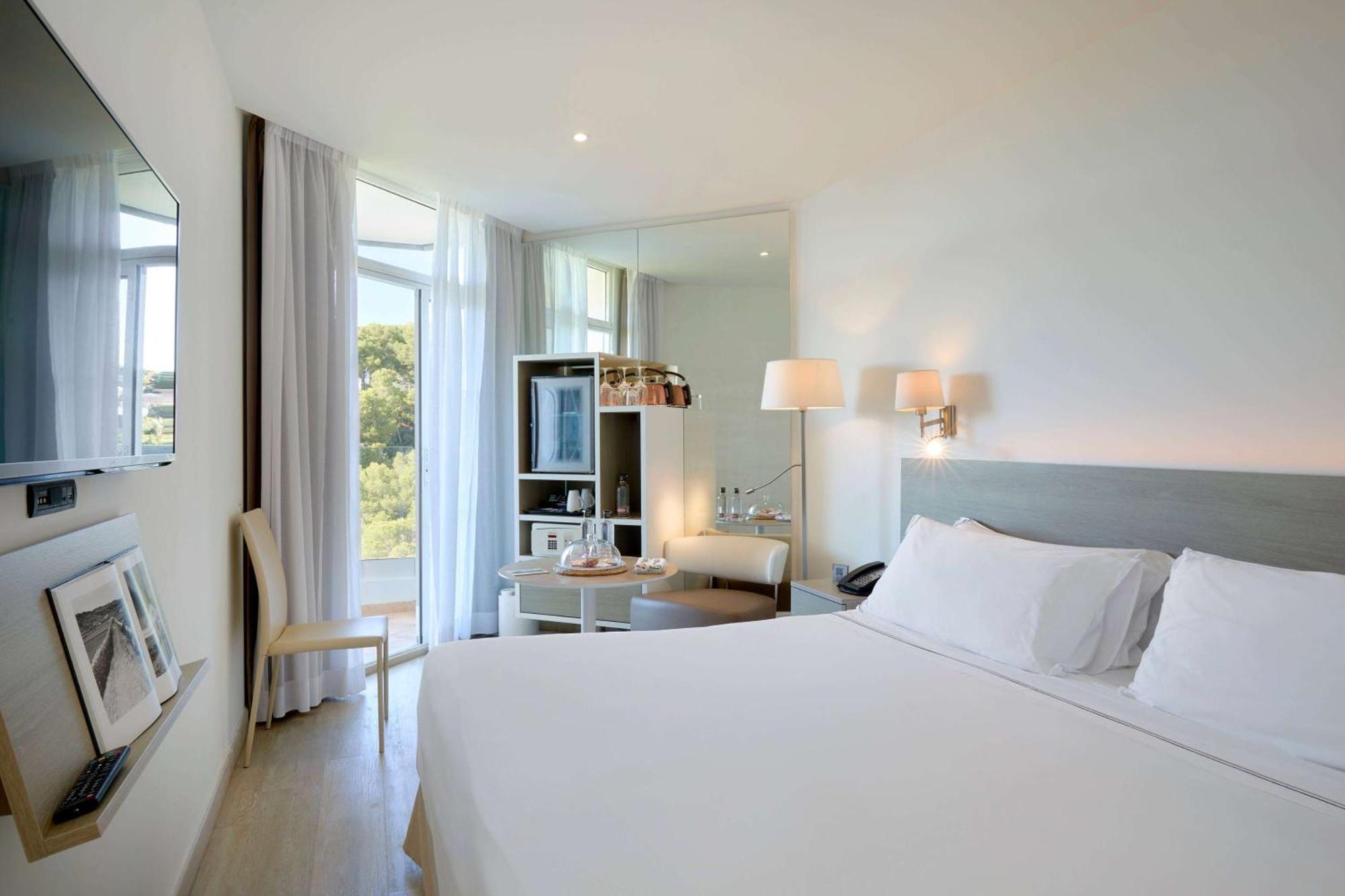 Melia Cala Galdana Hotel Cala Galdana  Ngoại thất bức ảnh A room at the hotel